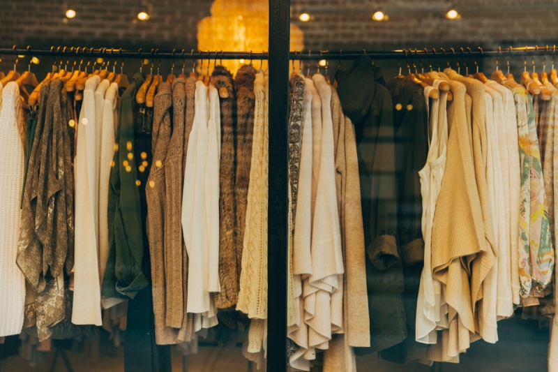 boutique-FIGANIERES-min_clothe_fashion_store_shop_window_store_front-21277