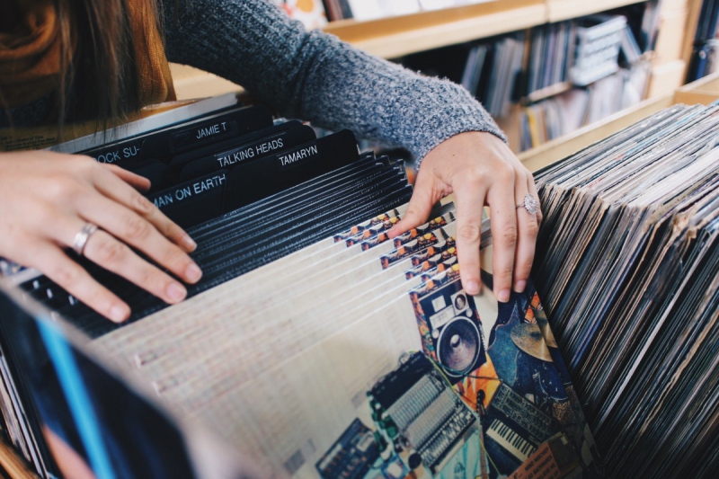 boutique-FIGANIERES-min_vinyl_records_store_shopping_retro_music_audio_album_rock-684576