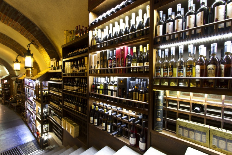 boutique-FIGANIERES-min_world_street_travel_shop_canon_georgia_wine_bottles-429767